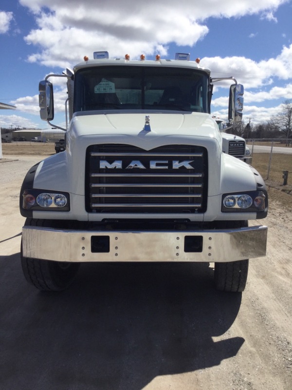 2020 Mack GR64RF Galbreath U5-OR-174 60k lb  35.5″ Rails Mack MP7-425M Roll Off Truck