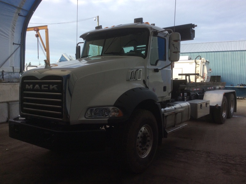 2020 Mack Granite Galbreath AF-CDOR22 60k lb  35.5″ Rails Mack MP8 – 415c Roll Off Truck