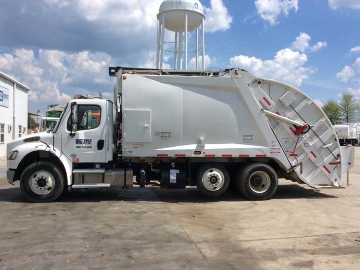 Why Rear Loaders Are the Perfect Residential Garbage Truck to Expand Your Fleet